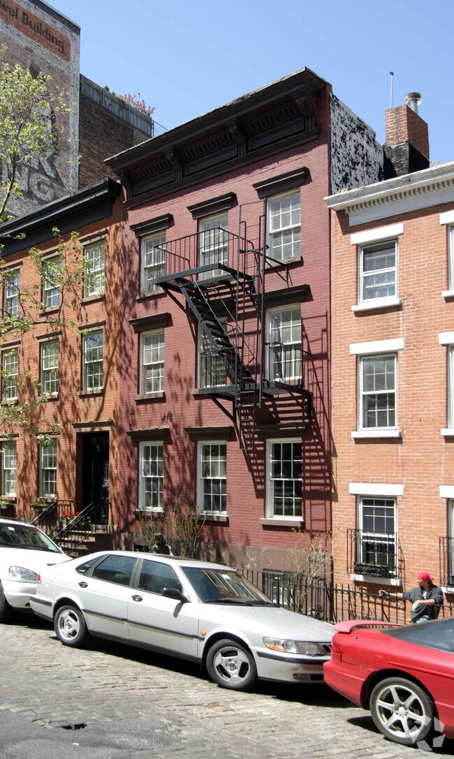 Primary Photo - 239 W 12th St