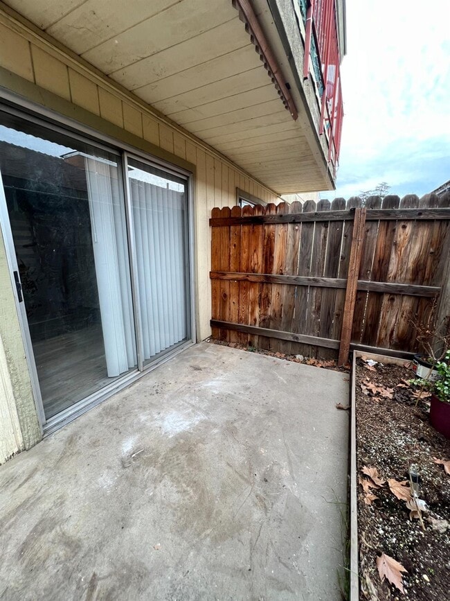 Building Photo - 1351 N Wishon Ave