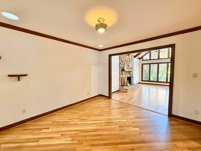 Building Photo - Charming 3BD, 2BA North Raleigh Home in Pr...