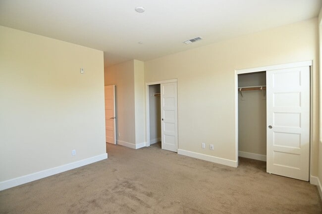 Building Photo - Tralee Village-Tri-Level Townhome, Modern ...