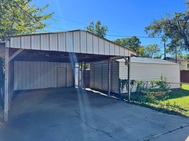 Building Photo - Adorable 3 Bed, 1 Bath Craftsman Home