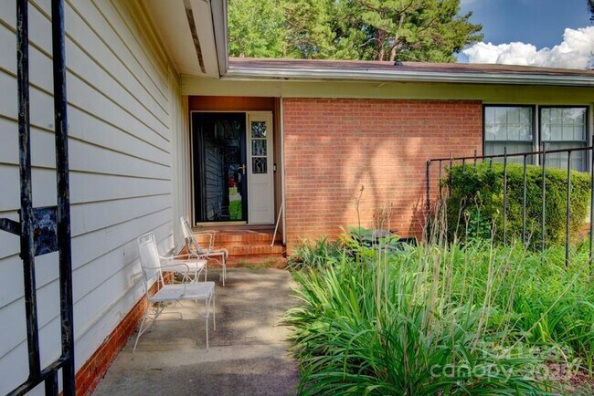 Building Photo - 6412 Tomahawk Ln