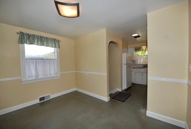 Building Photo - Charming 2 bed 1 bath bungalow with 2nd living room