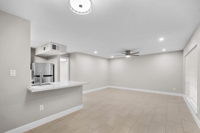 Building Photo - 2201 Fountain View Dr