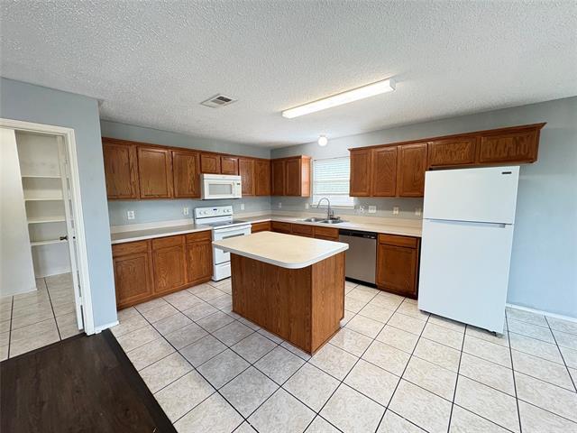 Building Photo - 8413 Sailors St