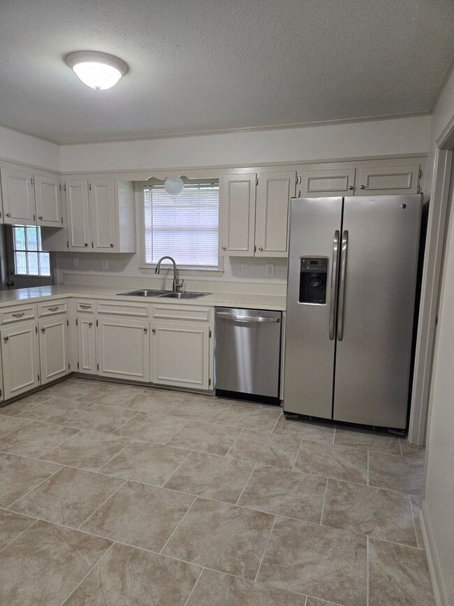 Building Photo - 4 Bedroom, 2 Bathroom, large yard, 2 car c...