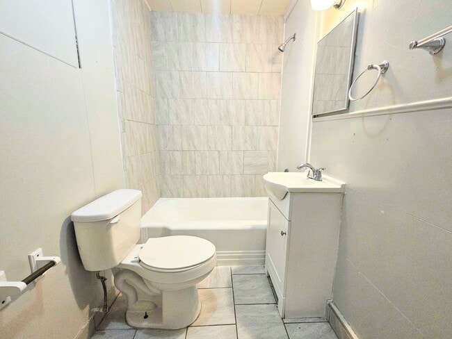Building Photo - Beautiful 2 Bedroom 1 Bath