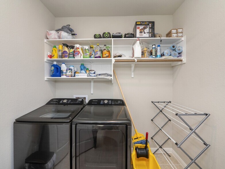 Building Photo - 120 Serpens St