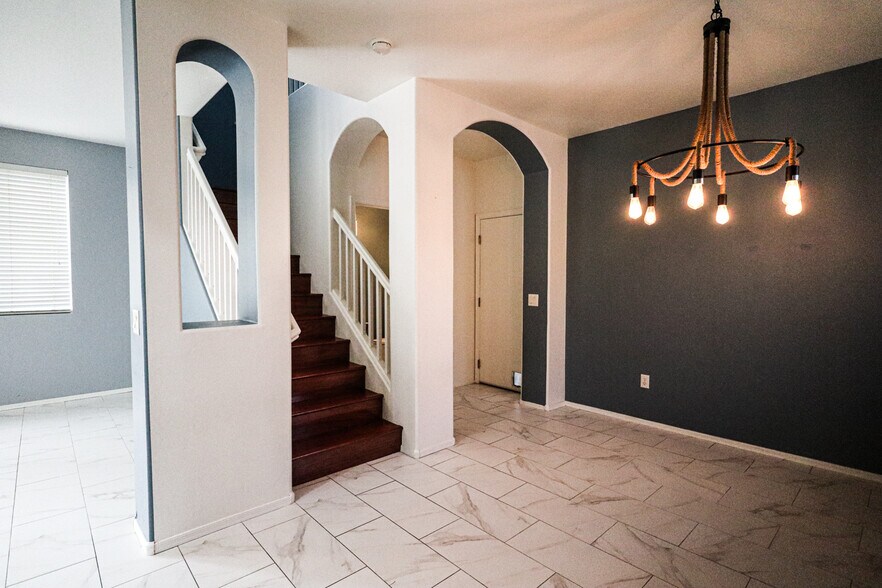 Building Photo - 207 E Mountain Sage Dr