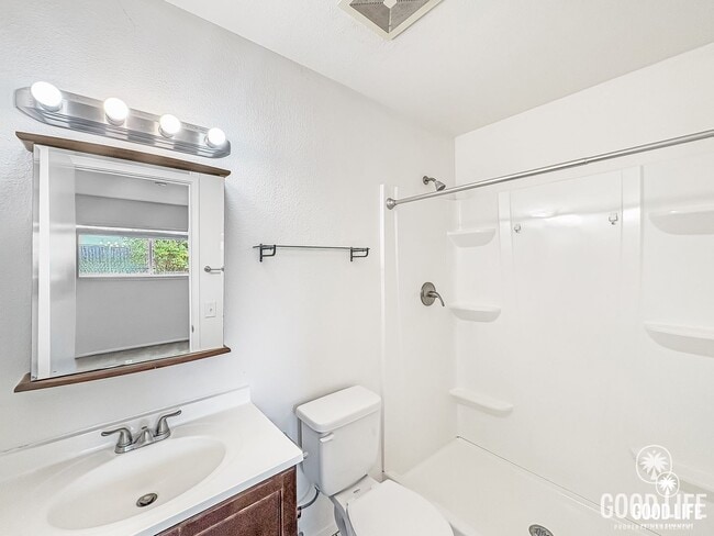 Building Photo - Nice 4B/2BA w/ Attached Garage & Fenced Yard