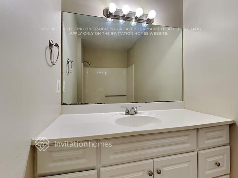 Building Photo - 4026 Leicester Dr NE