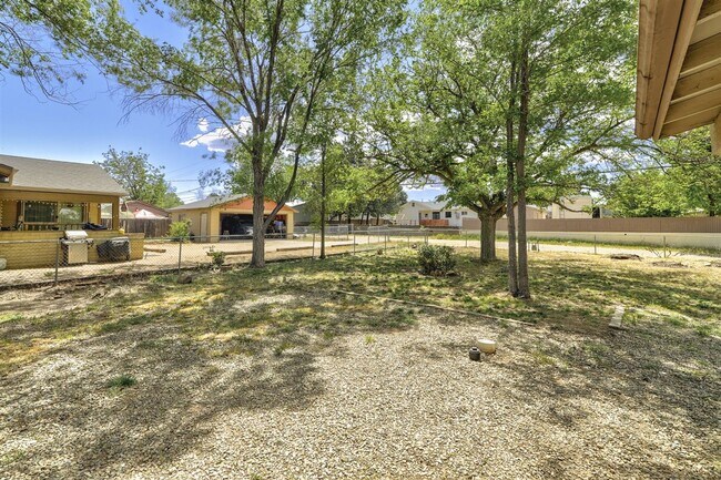 Building Photo - 3 bedroom,1.5 bath with 1 car garage close to schools, hospital and shopping!