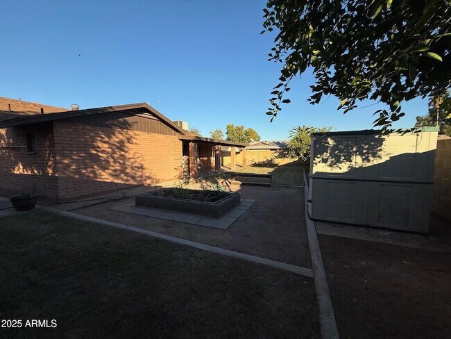 Building Photo - 1105 W Juanita Ave