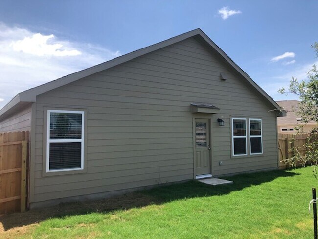 Building Photo - 4 BR / 2 BA - 1,667 SF in San Antonio - WA...