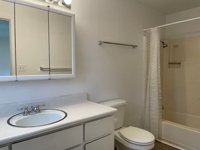 Building Photo - Very Nice 3 Bedroom 2 bath Home-Fully fenc...