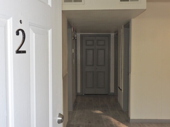 Building Photo - 408 E Coombs St