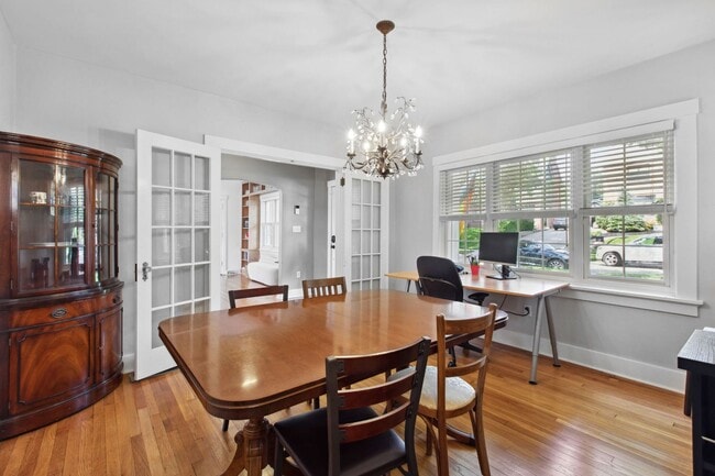 Building Photo - *Beautifully Updated & Spacious 4BD/4BA Si...