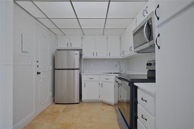 Building Photo - 9381 E Bay Harbor Dr