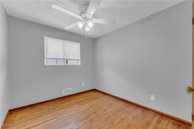 Building Photo - 10725 Vernon Ave