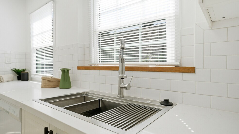 Building Photo - 3936 S Victoria Ave