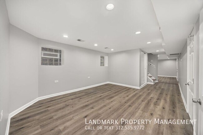 Building Photo - 3817 N Sawyer Ave