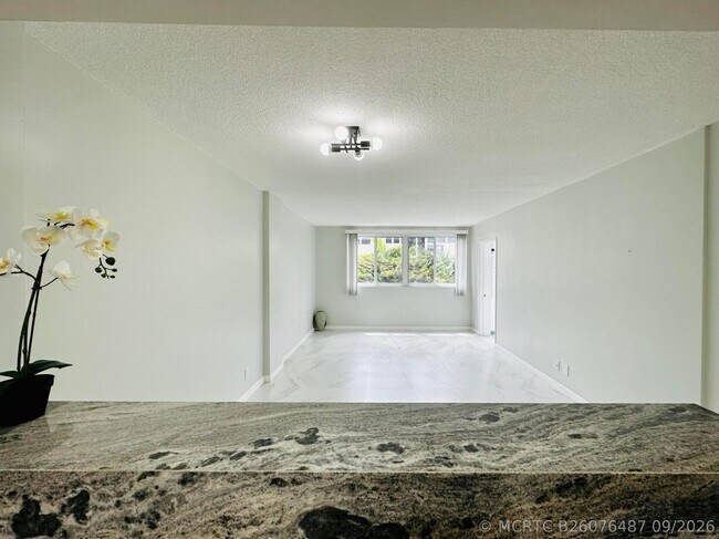 Building Photo - 1333 E Hallandale Beach Blvd