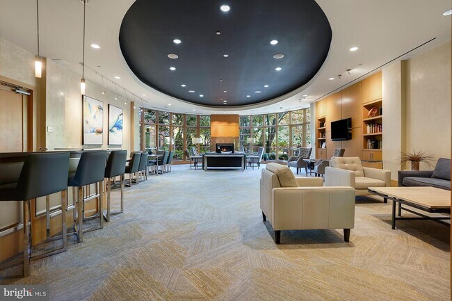 Building Photo - Bright & Renovated Condo with Pool, Gym & Parking!