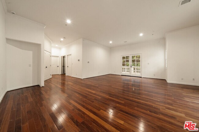 Building Photo - 1109 Pine Dr