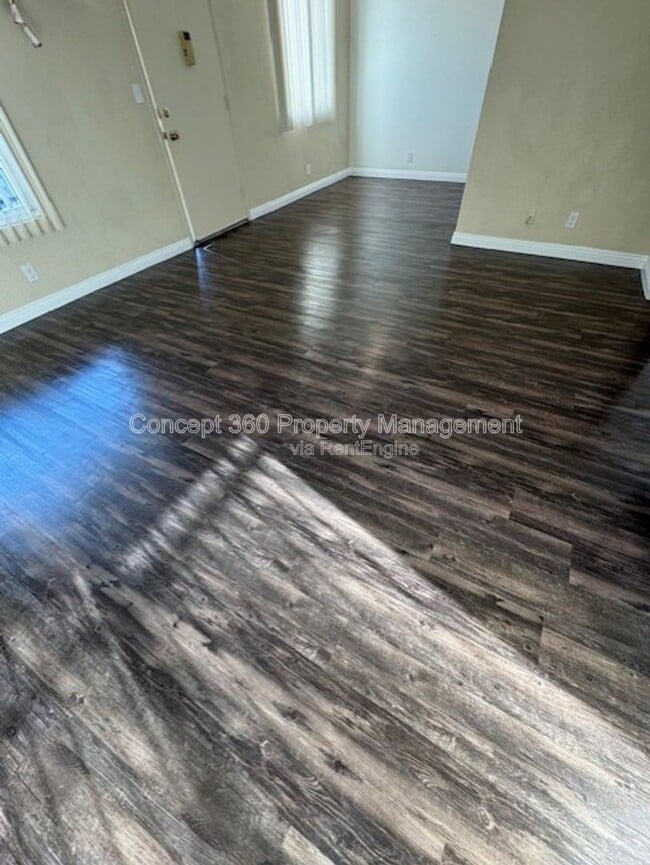 Building Photo - 9421 Cedar St