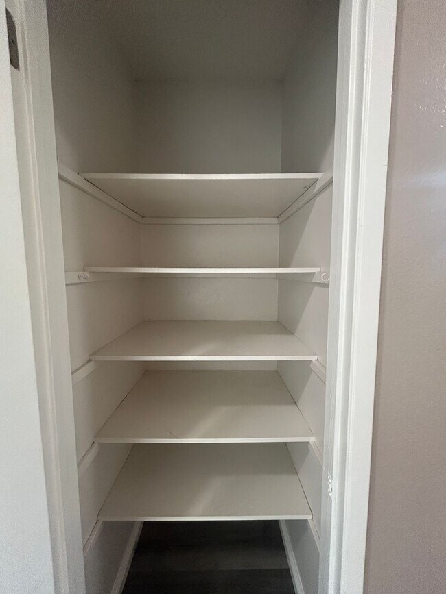 Building Photo - Spacious 4bed/3bath House for rent