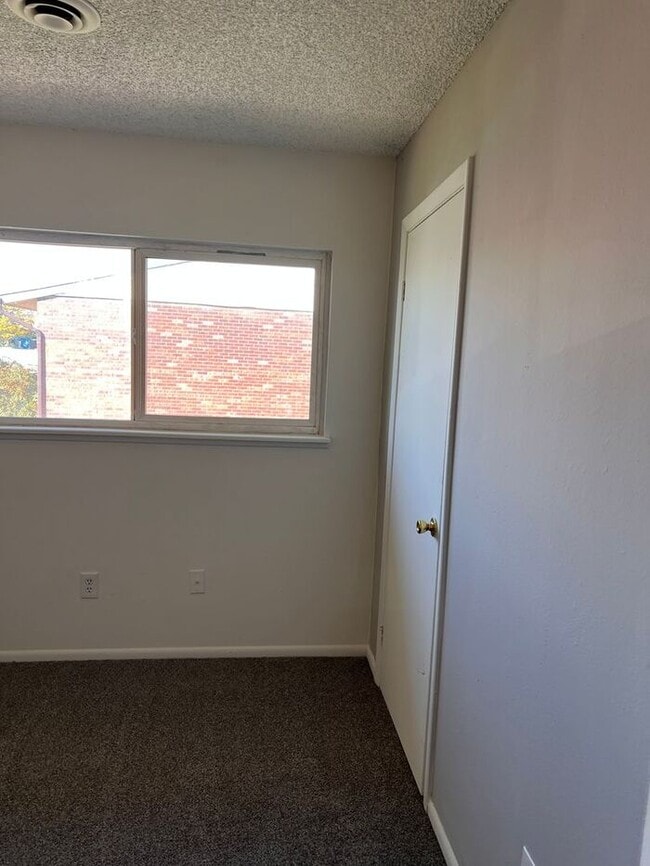 Building Photo - Spacious Three Bedroom Townhome in Westmin...