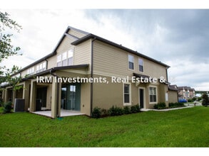 Building Photo - 3 Bedroom Townhouse, corner unit