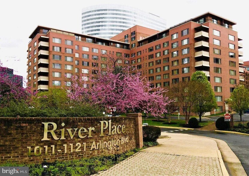 Building Photo - 1111 Arlington Blvd