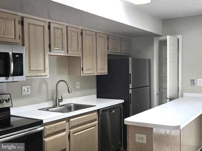 Building Photo - 219 Fieldstone Ln