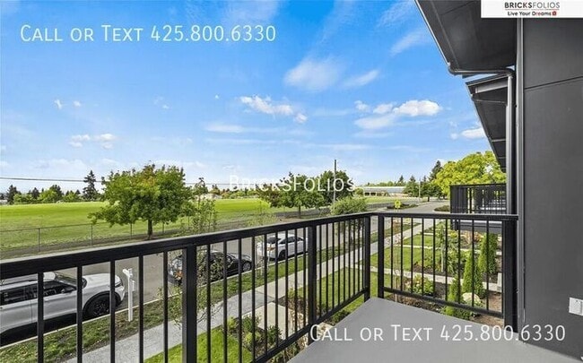 Building Photo - Move-In Ready Townhome with Ground Floor Suite & Views of Olympic Mountains