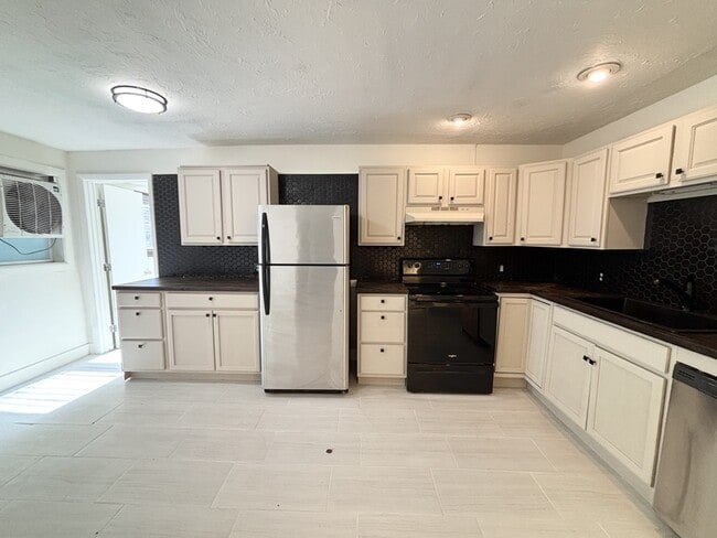 Building Photo - 1395 S 900 E