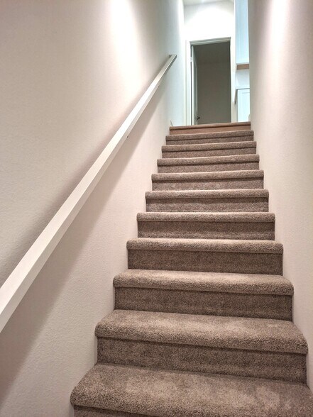 Building Photo - 2586 Delphinium Ln