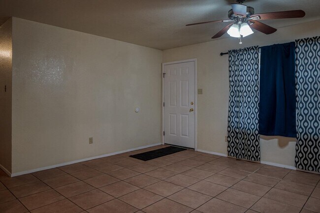 Building Photo - 718 Sage Dr