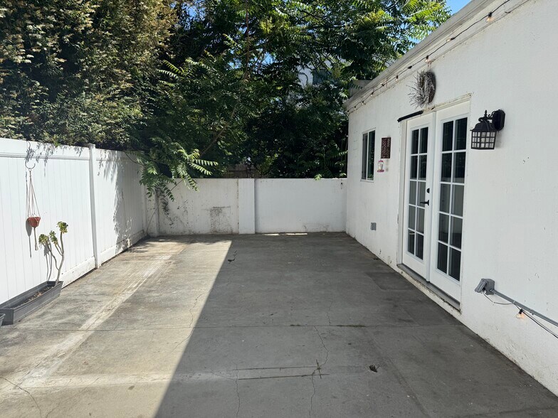 Building Photo - 5646 Woodman Ave