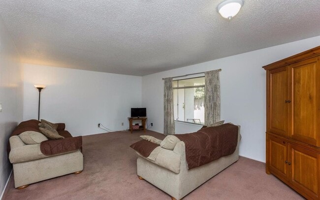 Building Photo - Beautiful 3 Bedroom / 1.5 Bathrooms