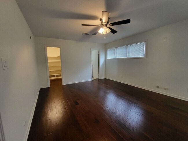 Building Photo - Mid-century home ready for move-in