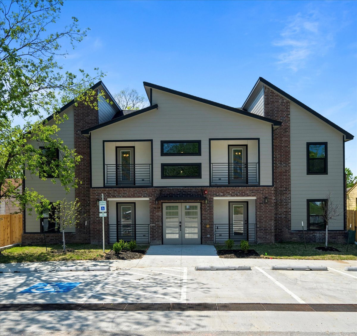 Building Photo - 414 S Birch St