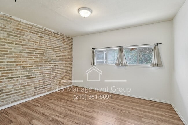 Building Photo - 408 Ira Ave