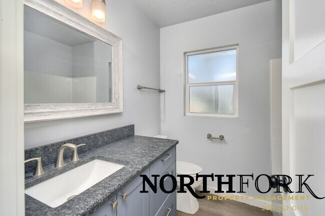 Building Photo - 1110 Manor Dr