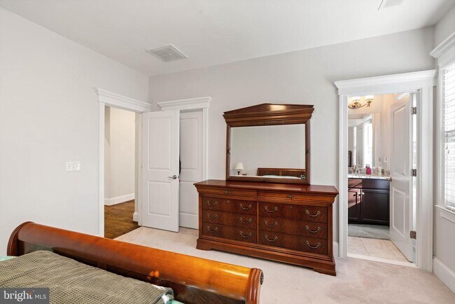 Building Photo - 1604 Colonial Ln