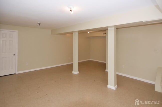 Building Photo - 202 Hidden Village Dr