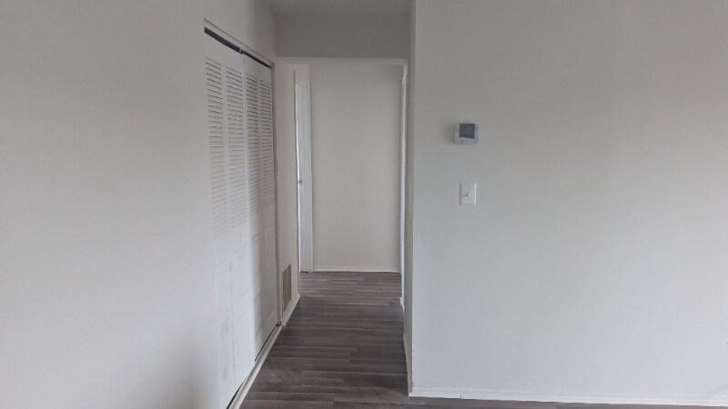 Building Photo - 1204 N Oaks Blvd