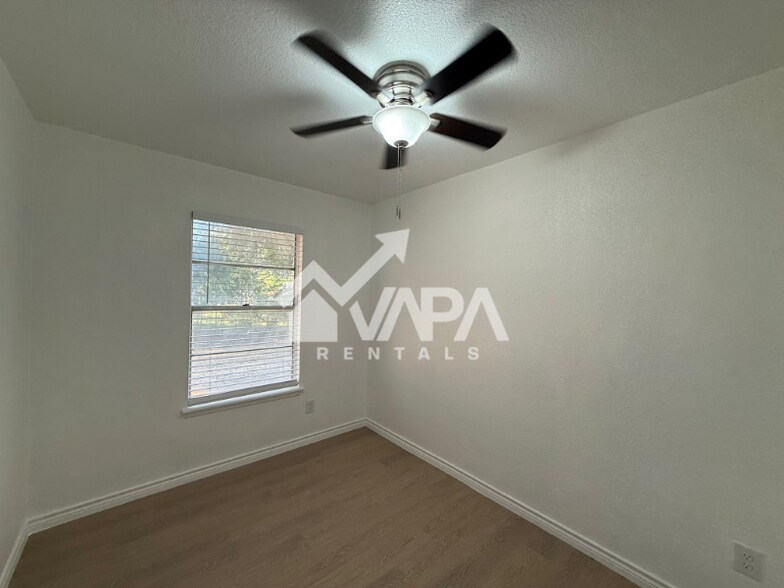 Building Photo - 216 Kimberly Dr