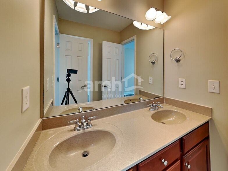 Building Photo - 1409 Lindenberg Sq