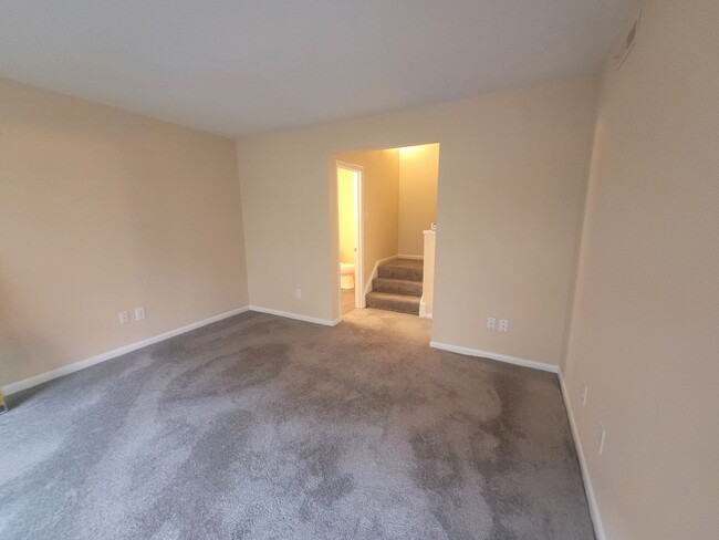 Building Photo - Remodeled Townhome